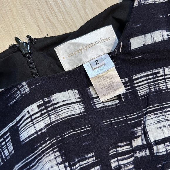 Black and white fitted flowy dress - Picture 2 of 4